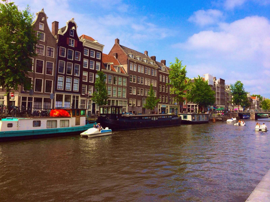 > i>amsterdam /i> /b>),荷兰首都及最大城市,位于荷兰西部的北荷兰省