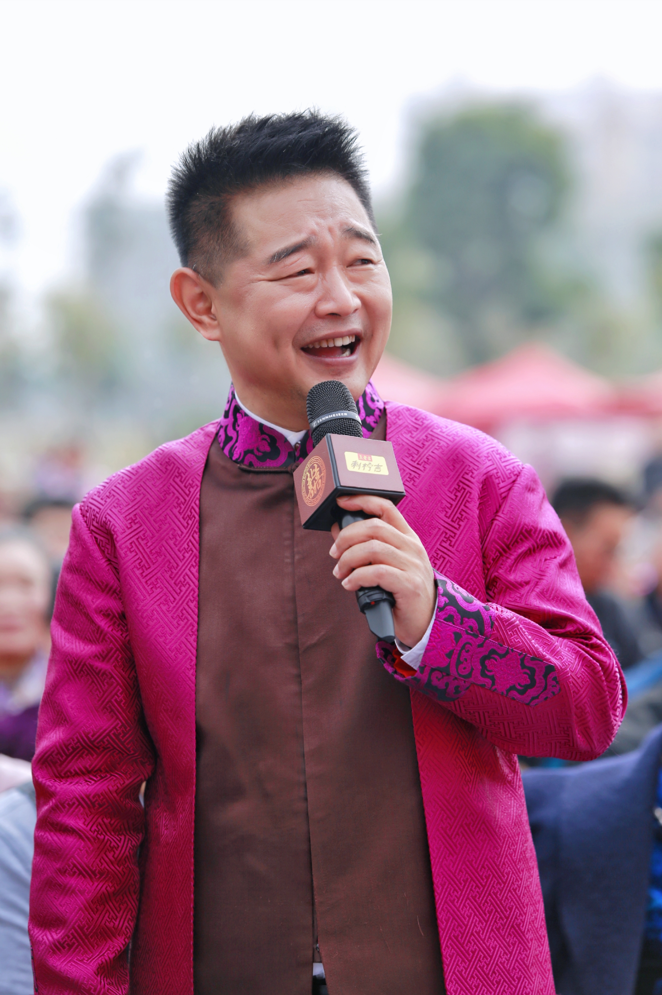 n0m0">肖东坡,1969年4月27日出生于山东济南,中共党员,制片人,主持人