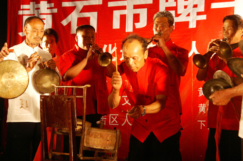  p>牌子锣鼓又名菜曲牌锣鼓,是 a target="_blank