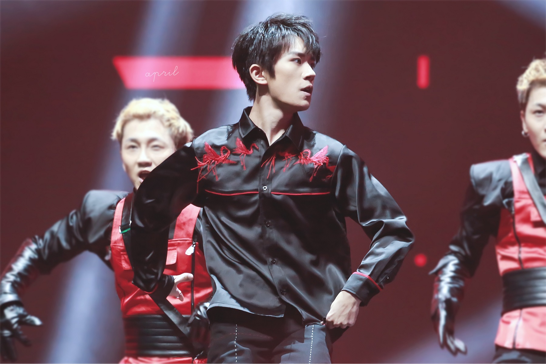  p>易烊千玺,2000年11月28日生于湖南怀化,中国内地男演员,歌手,舞者