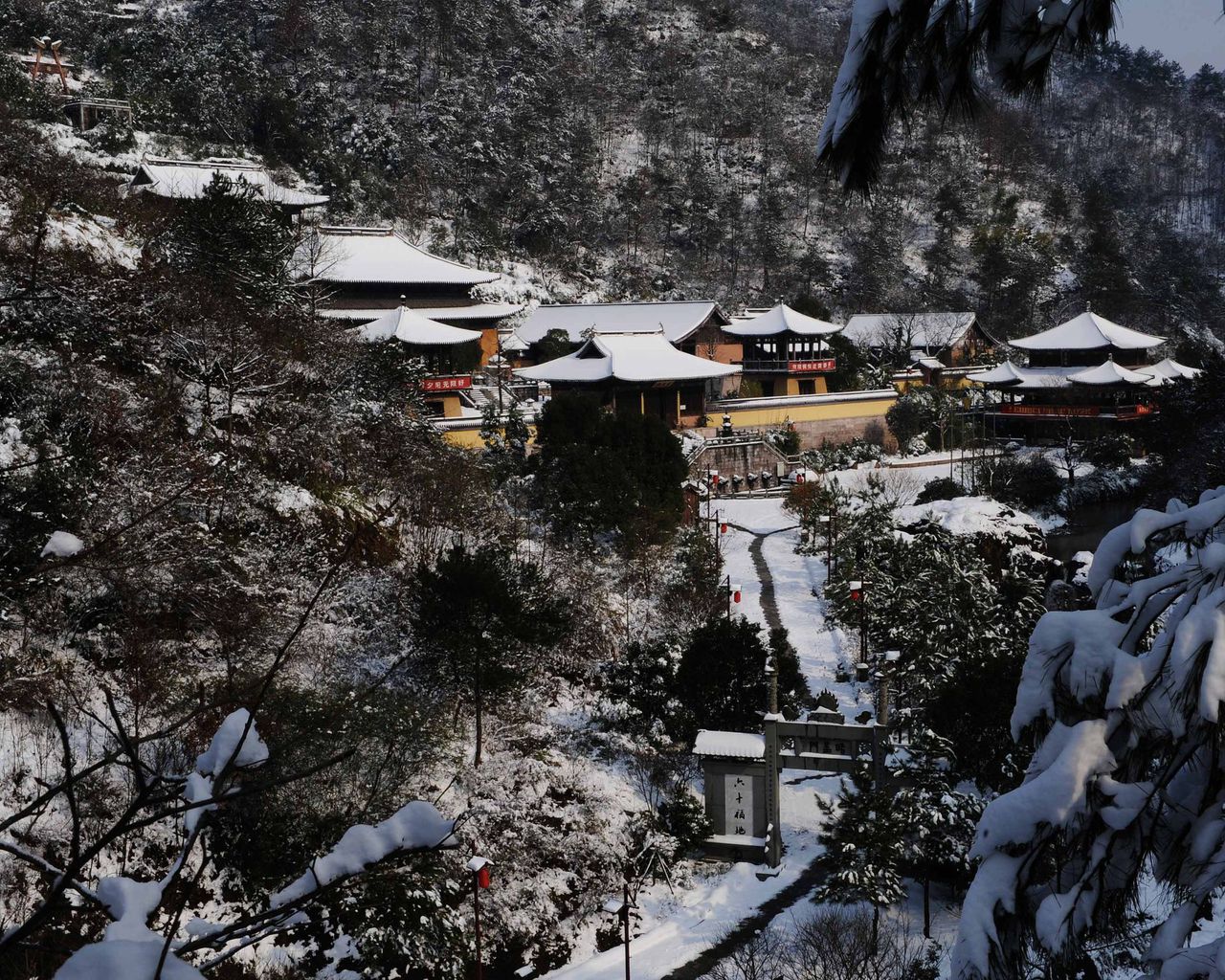  p data-id="gnwu25r75j">浙江新昌县重阳宫距新昌县城20公里,地处穿