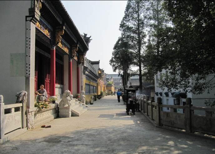  /p> p>主殿东侧有关圣殿,松柏堂,延寿庵,及第庵,华严庵,佛殿,客堂