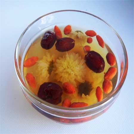 p>枸杞红枣菊花茶是一种保健养生花茶,是由菊花,枸杞,红枣混合冲泡而