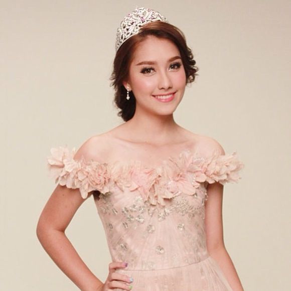 data-id="gnbqdob4zu">哈娜·刘易斯(hana),1992年5月17日出生于泰国