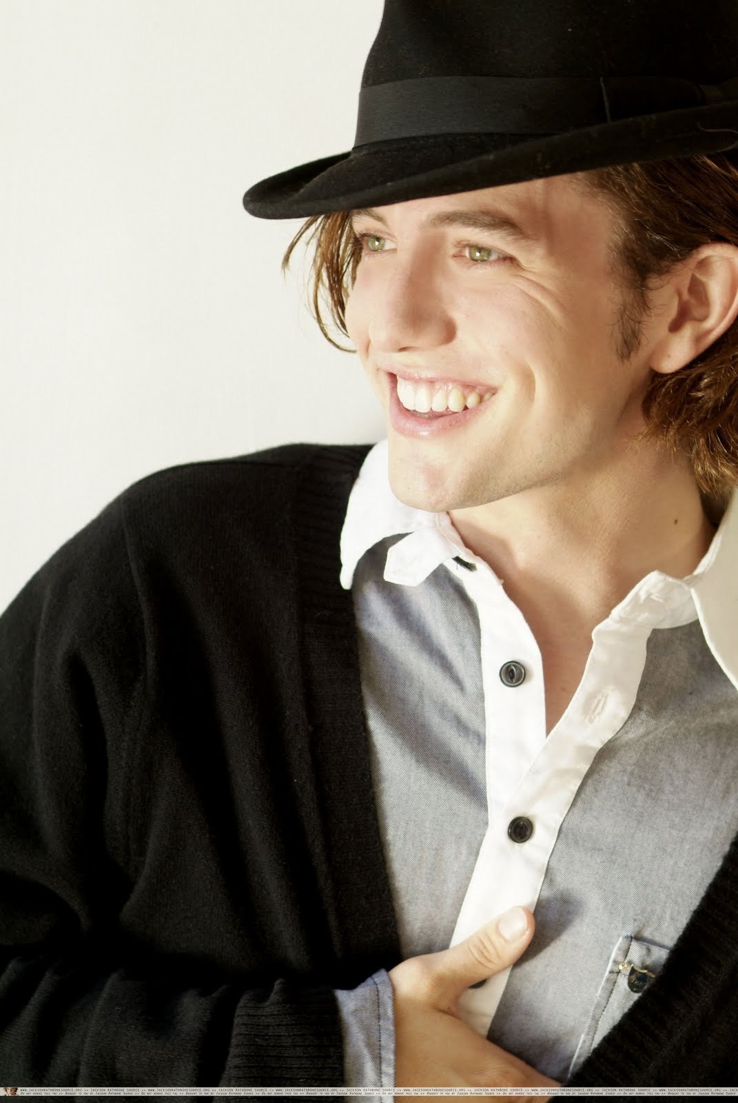  p>杰克逊·拉斯波恩(jackson rathbone),1984年12月21日出生于新加坡