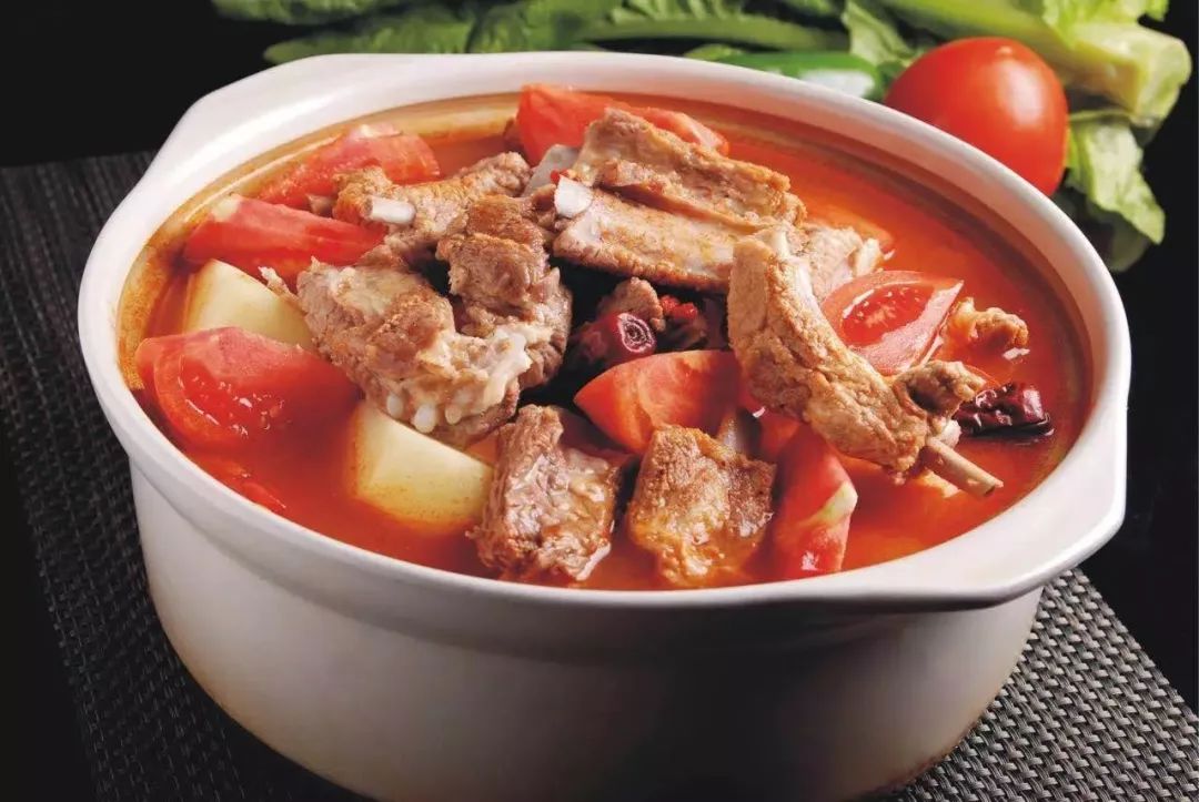  p>番茄土豆炖排骨是由土豆等主要食材做成的一道菜品,属于家常菜.