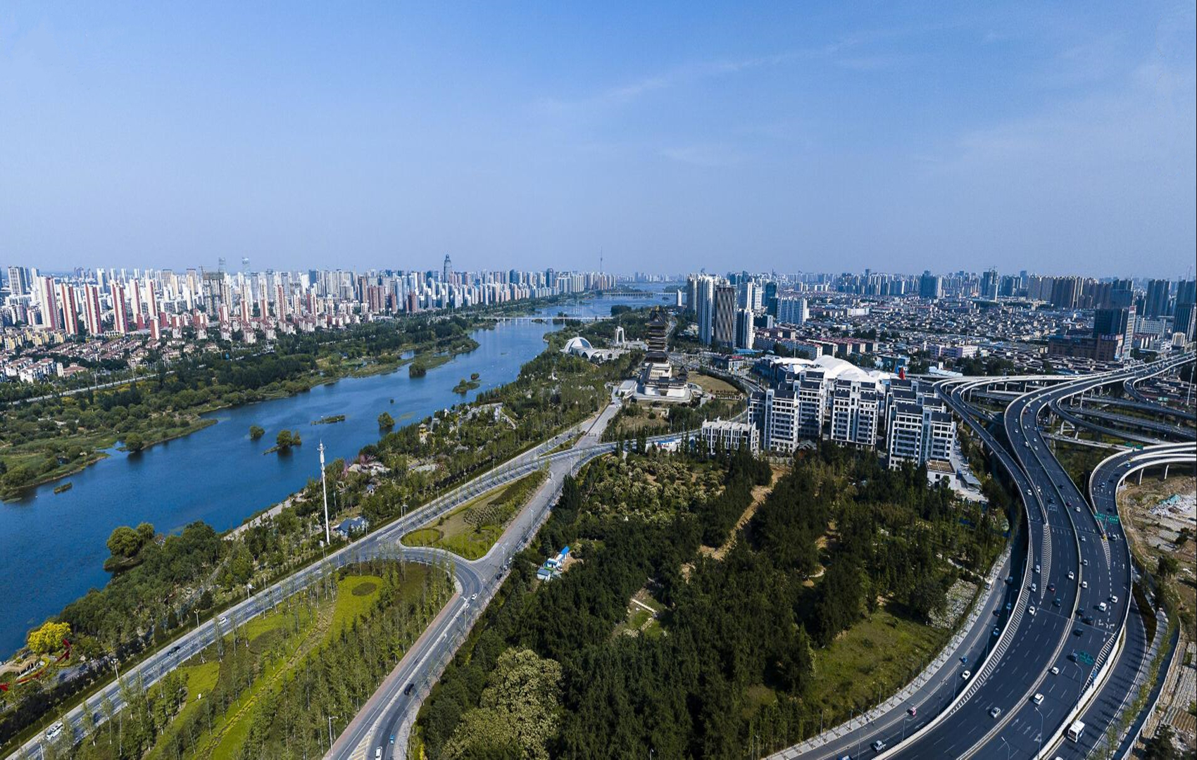 国务院批复确定的山东省地区中心城市,具有滨水特色的宜居城市,现代