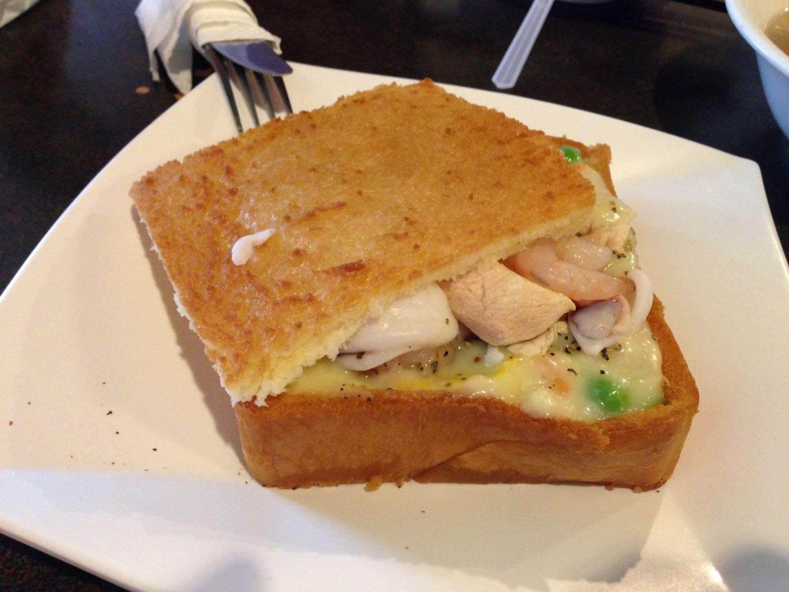  p data-id="gnyweyryqb">棺材板,是台湾一道非常有名的小吃.