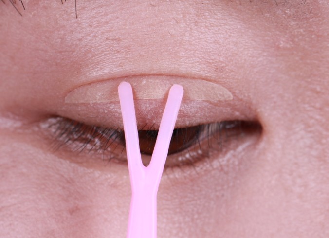  p>双眼皮贴主要有两种,一种宽的,小小的半圆形,这种双眼皮贴顺着睫毛