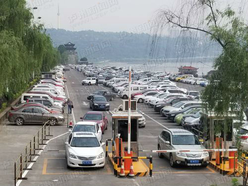 停车场(又称凝光门停车场)位于四川泸州长江与沱江交汇处的滨江路之上