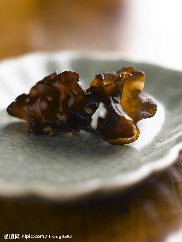  p>木耳,又叫云耳,桑耳,是我国重要的食用菌,有广泛的自然分布和人工