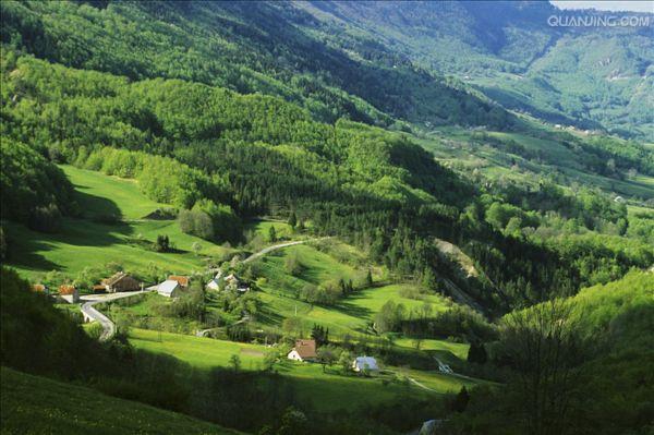  p>位于欧洲中部,汝拉,绵延的石灰山脉连结在日内瓦湖和莱茵河之间,并