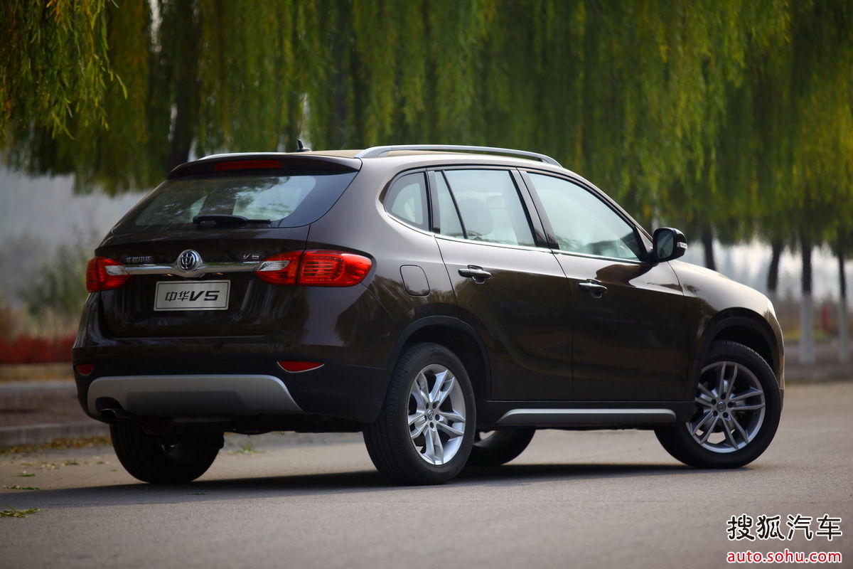  p>中华v5是中华汽车推出的首款suv车型,车头线条圆润,前保险杠非常