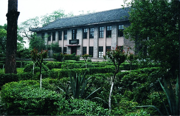高级中学校(luzhou senior high school)位于四川省泸州市忠山路二段