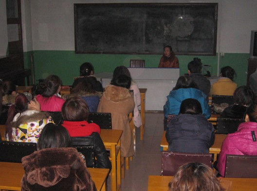  p>依安县第一小学位于县城西北部.