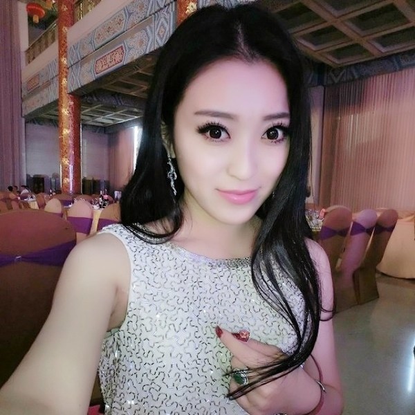  p>梁爽,女,内地新锐歌手,演员,代表作有电影《猎猎西风劲》等,2013年