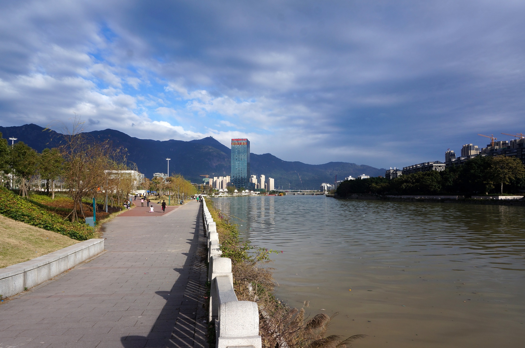  p>福州市光明港公园于1998年建成,位于福建省福州市晋安区长乐南路58