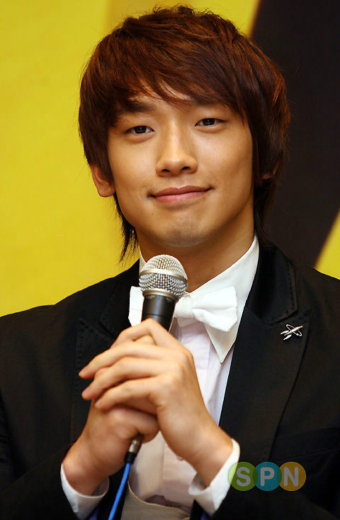  p>郑智薰(rain),1982年6月25日出生于韩国首尔,韩国流行男歌手,演员