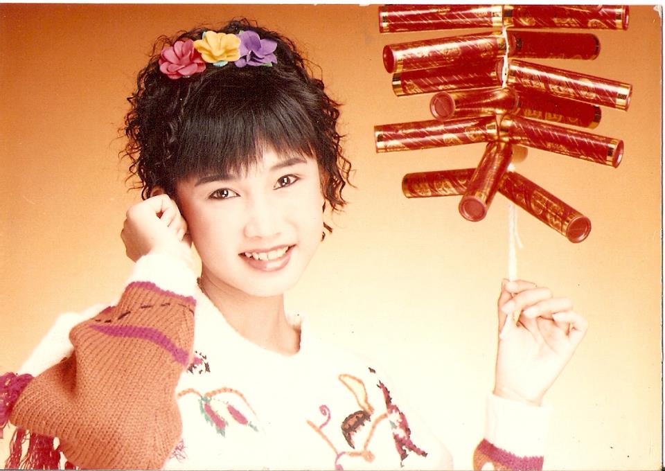 她是童星出身,出道时期以小萍萍的艺名演唱福建歌曲红透歌坛,告别童星