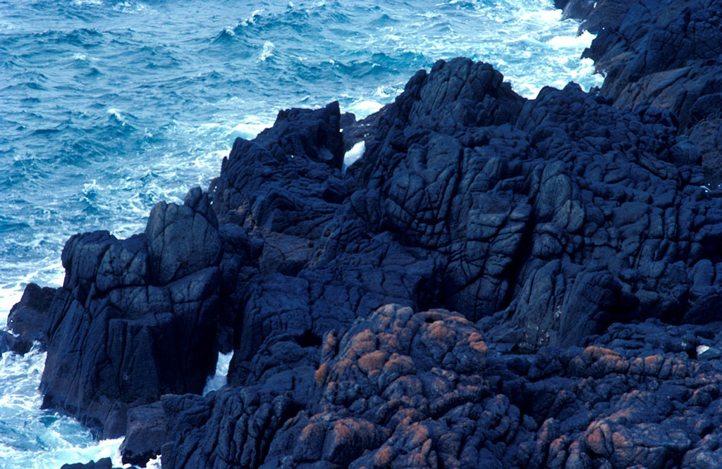 海底有高耸的海山,起伏的海丘,绵延的海岭,深邃的海沟,也有坦荡的深海