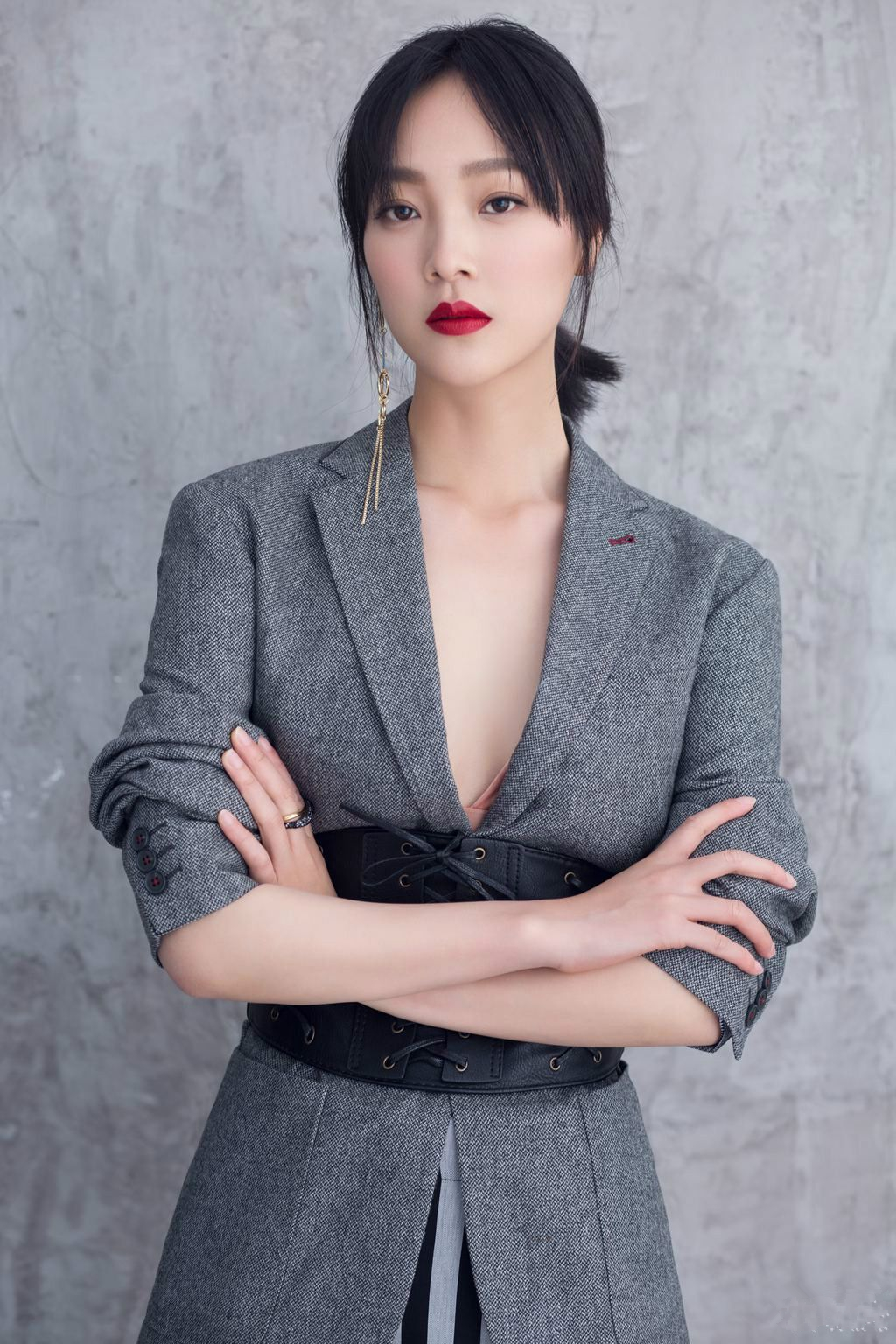  p>何杜娟,1990年4月1日出生于广东省河源市连平县,中国内地女演员