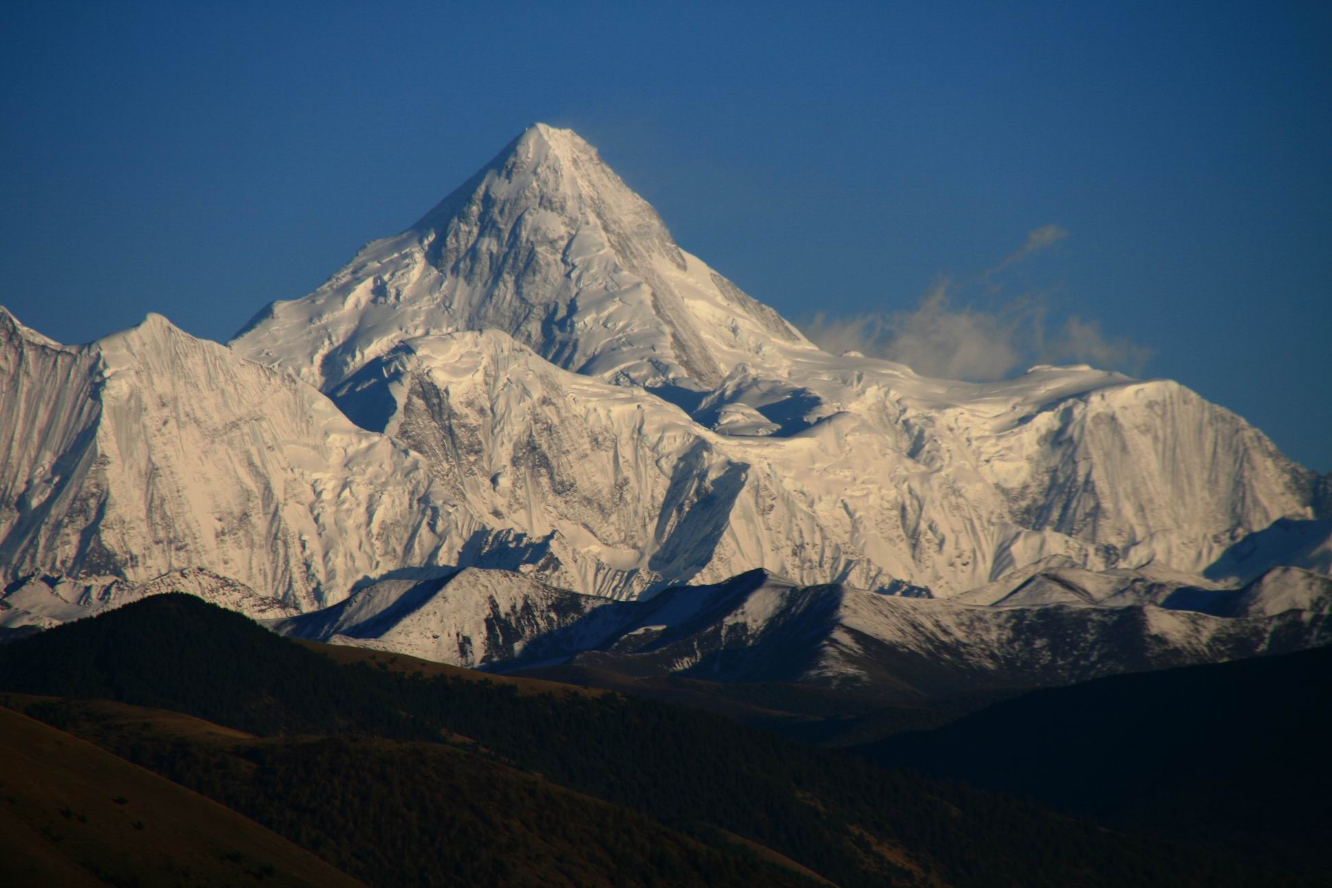  p>贡嘎山(gongga shan),又叫岷雅贡嘎(minya konka),位于四川省康定