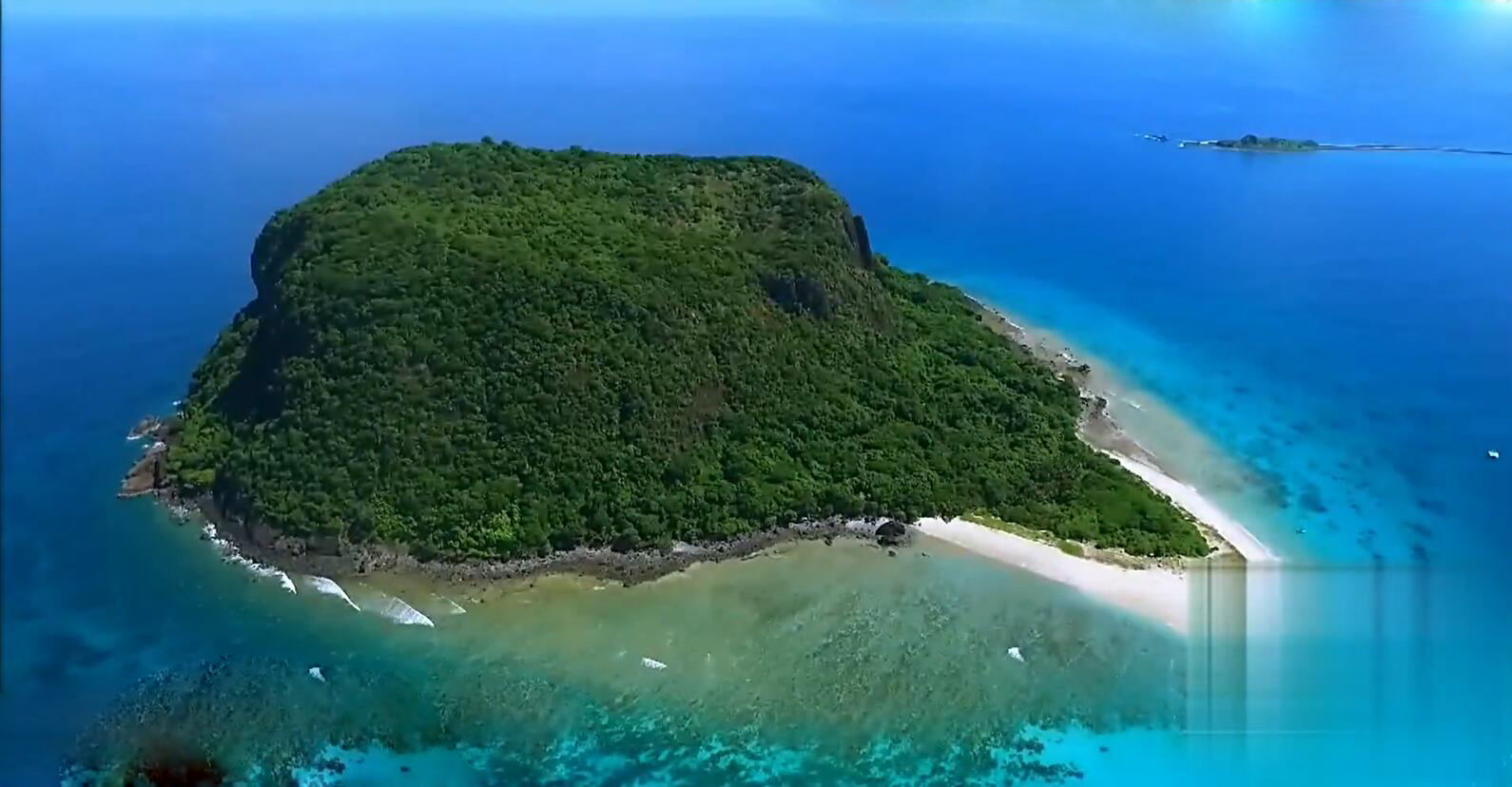 小岛,距离穆龙贝市约11公里,岛上未被人工开发,树林茂密,属于原始丛林