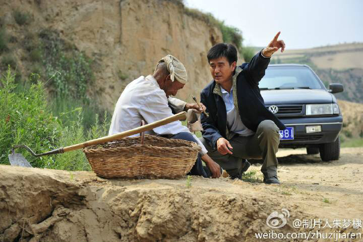 是一部描写北京企业家回乡寻找并开发频临灭绝的治沙树种野樱桃的故事