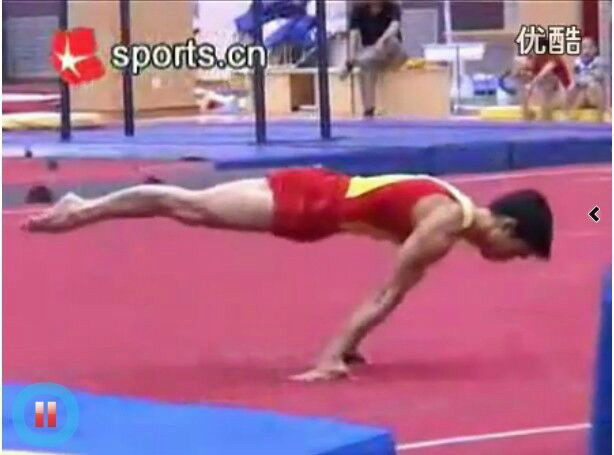  p>俄式挺身俯卧撑是由普通 a target="_blank" href="/item/俯卧撑