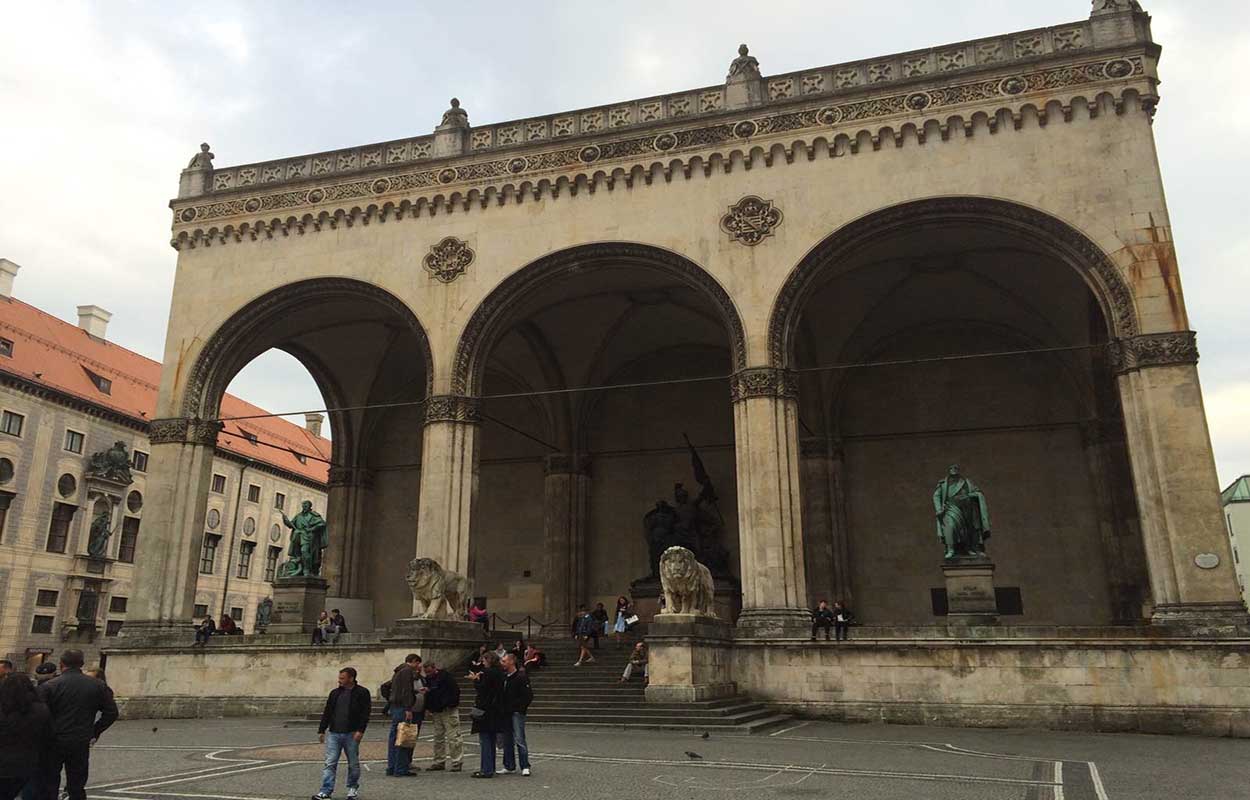 统帅堂坐落于巴伐利亚首府 a target="_blank" href="/item/慕尼黑