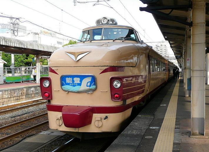  p>日本国铁485系电力动车组,乃日本国有铁道(简称:国铁)的交流电和