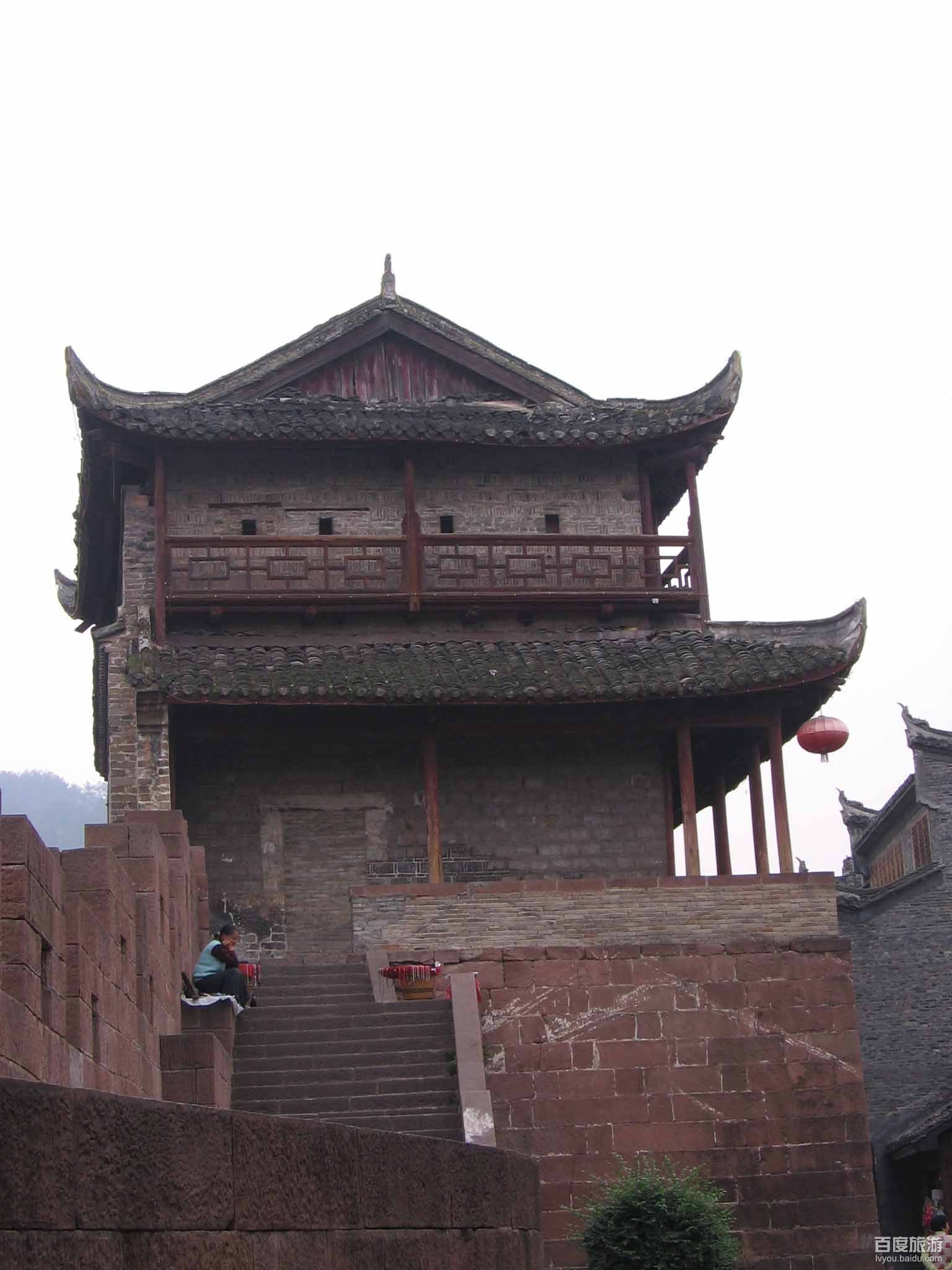  p data-id="gnvef5v001">北门城楼,因位于凤凰古城北面,俗称北门城楼