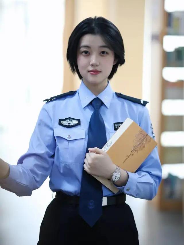 蒋佳元,女,00后,因2008年中秋杭州断桥和