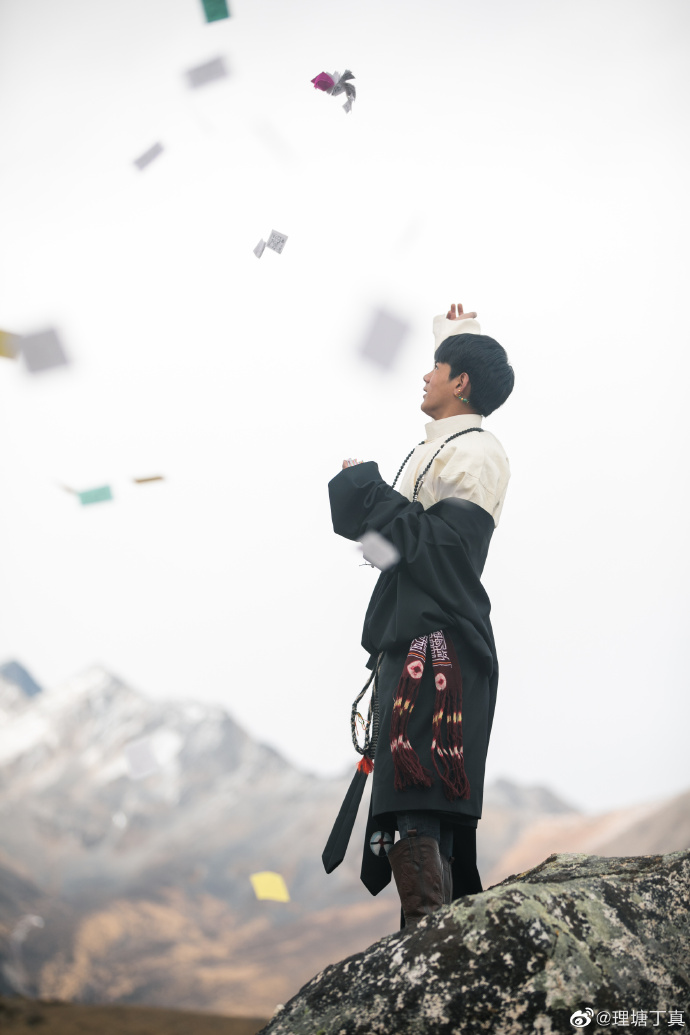  p>丁真珍珠(汉语名:丁真),藏族,中国内地男歌手