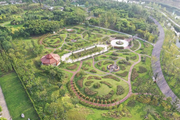  p data-id="seebkmnbepzm">阜阳植物园位于阜阳市城南新区东南角,北