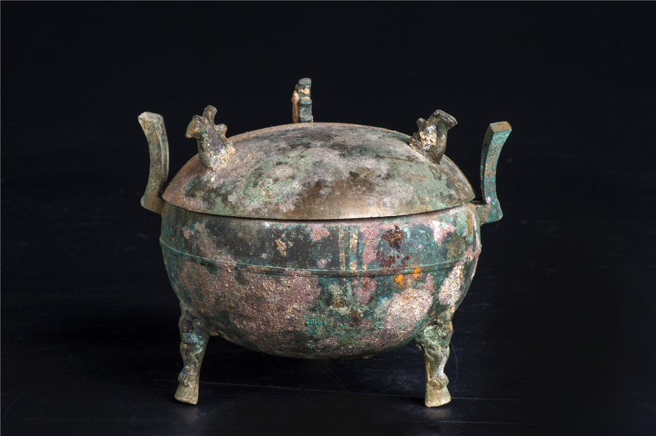 东汉三足铜鼎