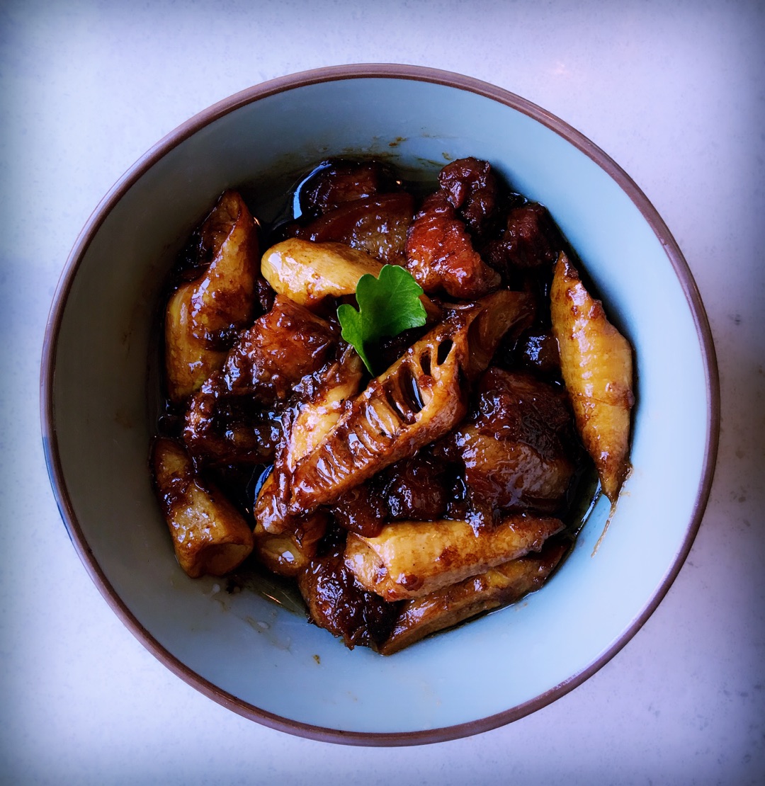  p data-id="gn8qz5dpv8">笋干菜焖肉属于家常菜谱,主要原料是猪肉和