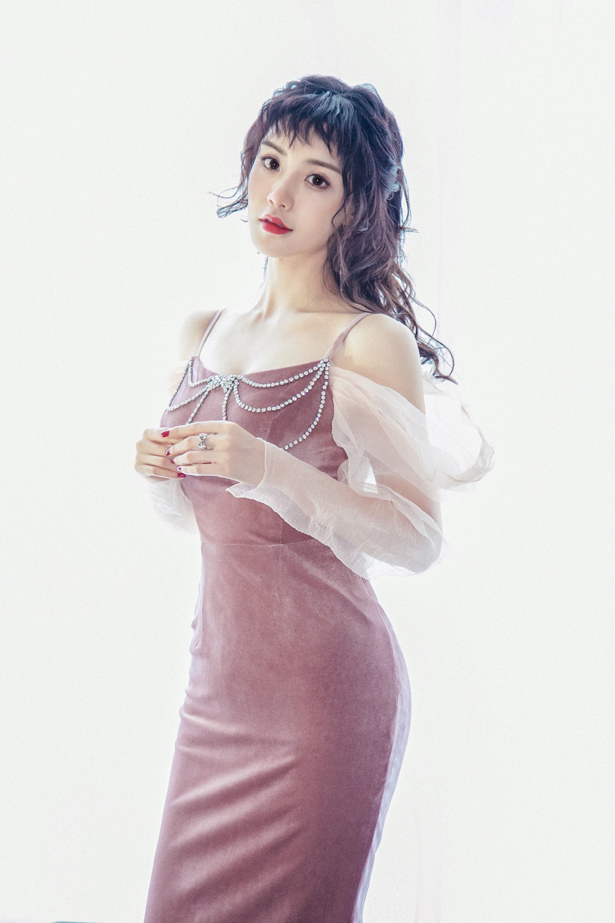  p>赵茜,1992年6月9日出生于内蒙古鄂尔多斯市,毕业于 a target="