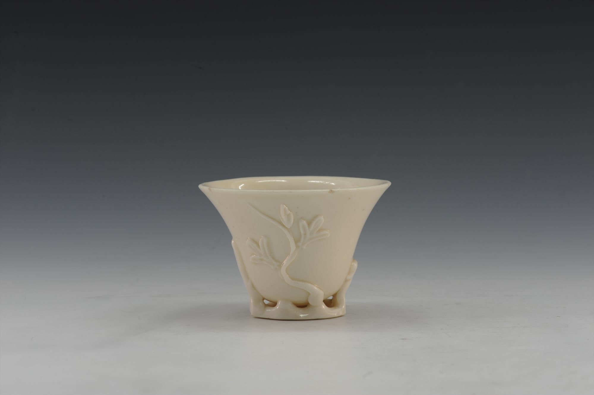 明代德化窑白釉梅花瓷杯