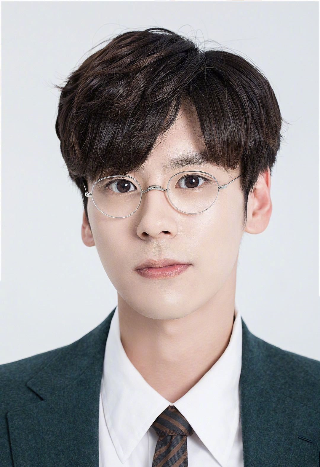  p>魏哲鸣(miles),1990年5月23日出生于山东省济宁市市中区,中国内地