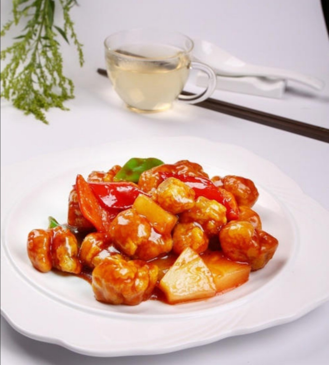 古老,粤语读作"咕噜",故古老肉又名咕噜肉,属粤菜,是广东人尽皆知的一