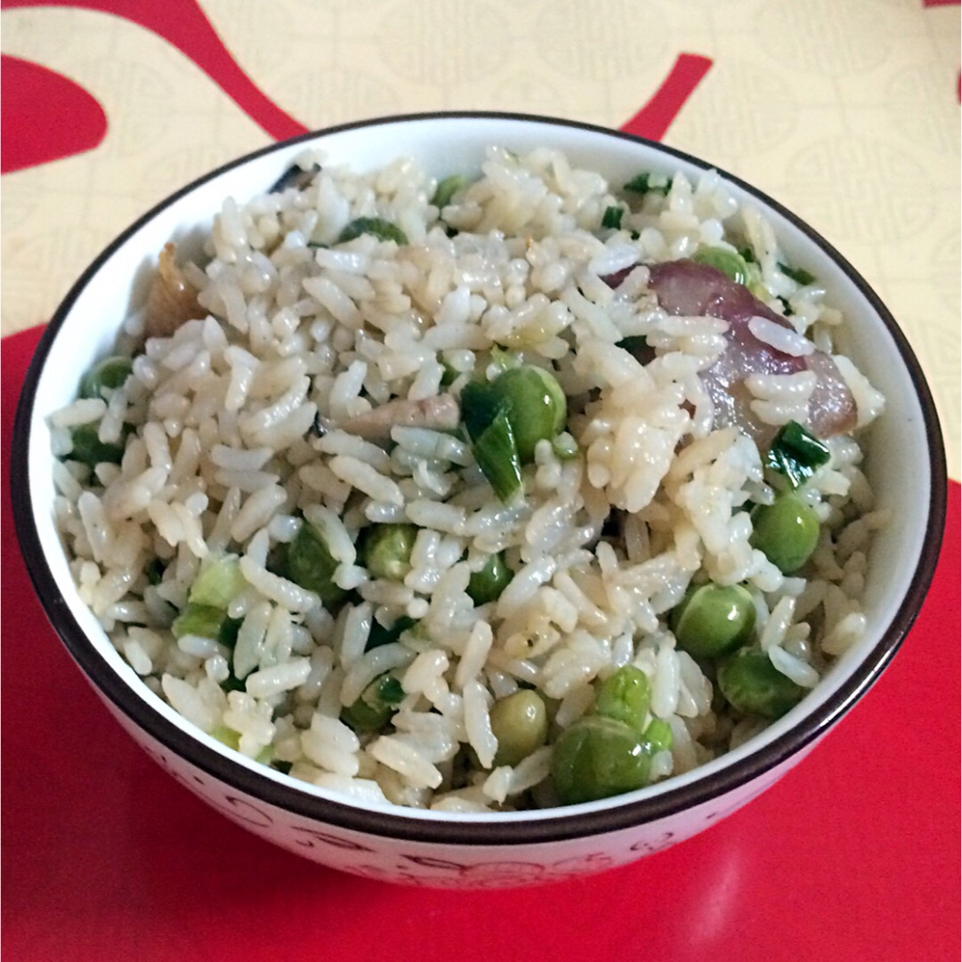 选麦豆粒(学名:豌豆)和糯米,加入熏火腿心或腊肉