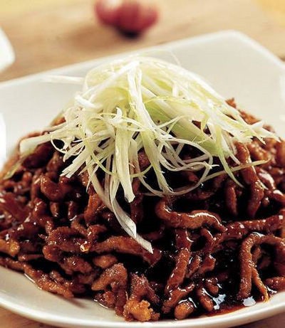 葱白烩炒酱肉丝