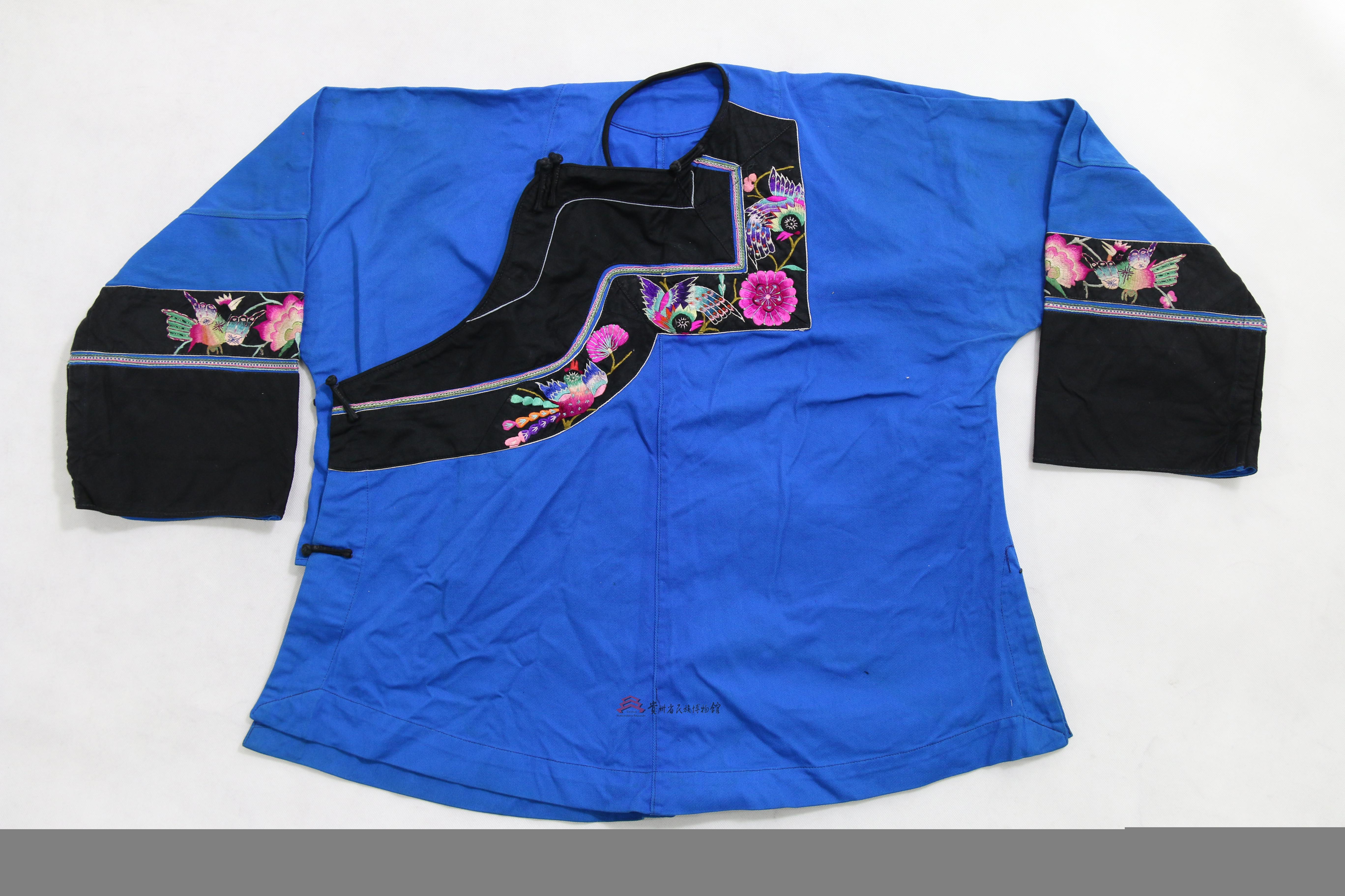 当代湖南苗族蓝布平绣雀花纹右衽衣