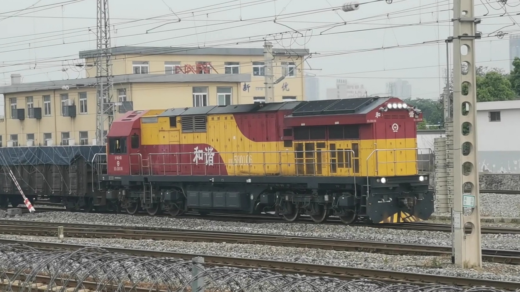 和谐5b型内燃机车