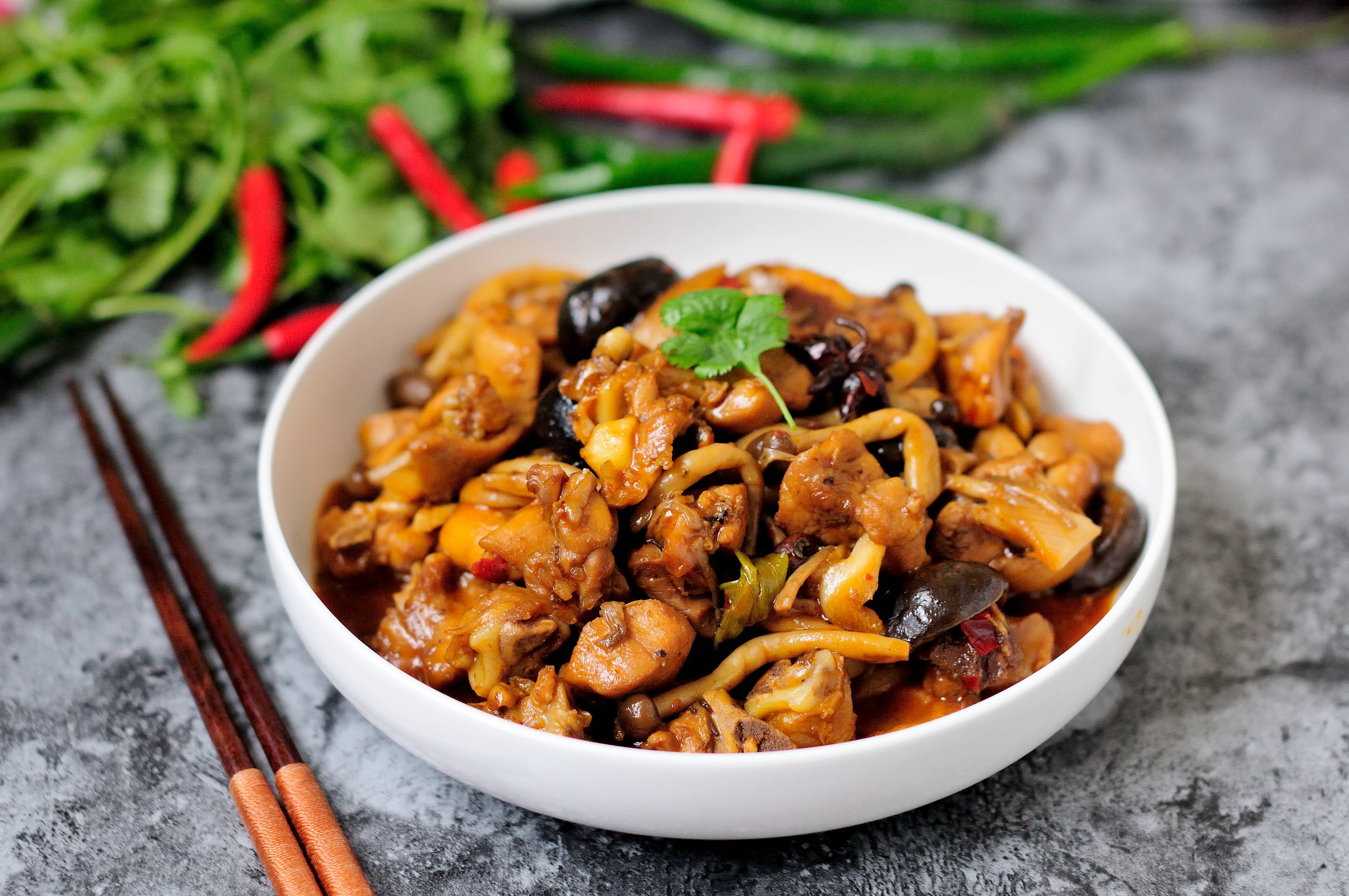 《黑木耳鲜蘑炒鸡丁》是一道中国民间传统家庭美食,由黑木耳鲜蘑烹饪