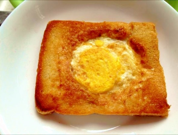  p>吐司煎鸡蛋是一道简单的食品,主料是吐司方包3块,鸡蛋3个,黄油一小