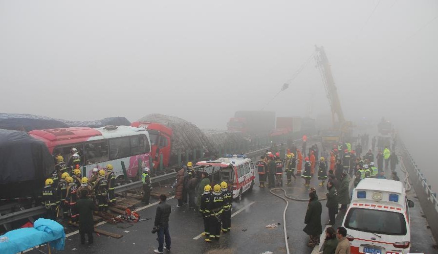 12·14山东济广高速重大交通事故