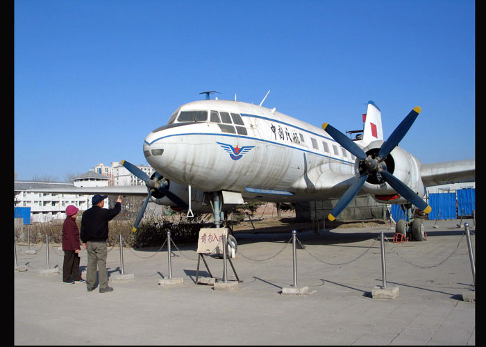  p>伊尔-14型飞机是苏联伊留申设计局在伊尔一12型 a target="_blank"