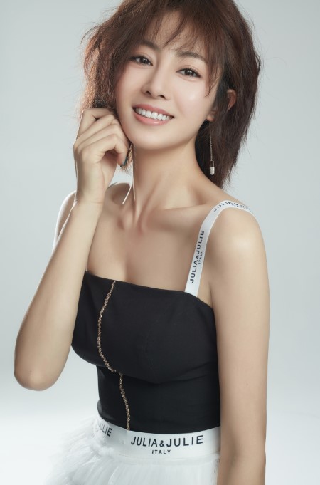  p>李芯逸(li xinyi),又名李彤,1978年4月30日出生于中国北京,中国